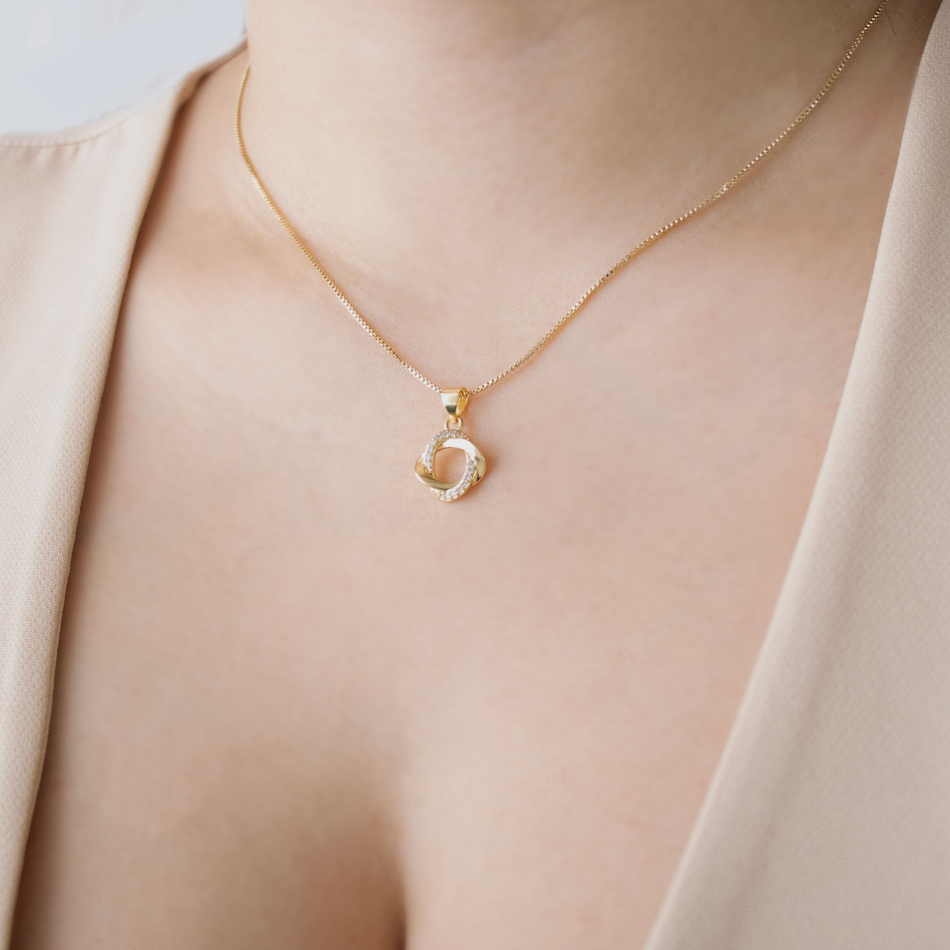 DIJE NUDO CIRCONADO BAÑO EN RODIO