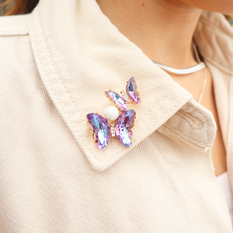PIN MARIPOSAS MORADA CON VISOS AZULES BAÑO EN RODIO