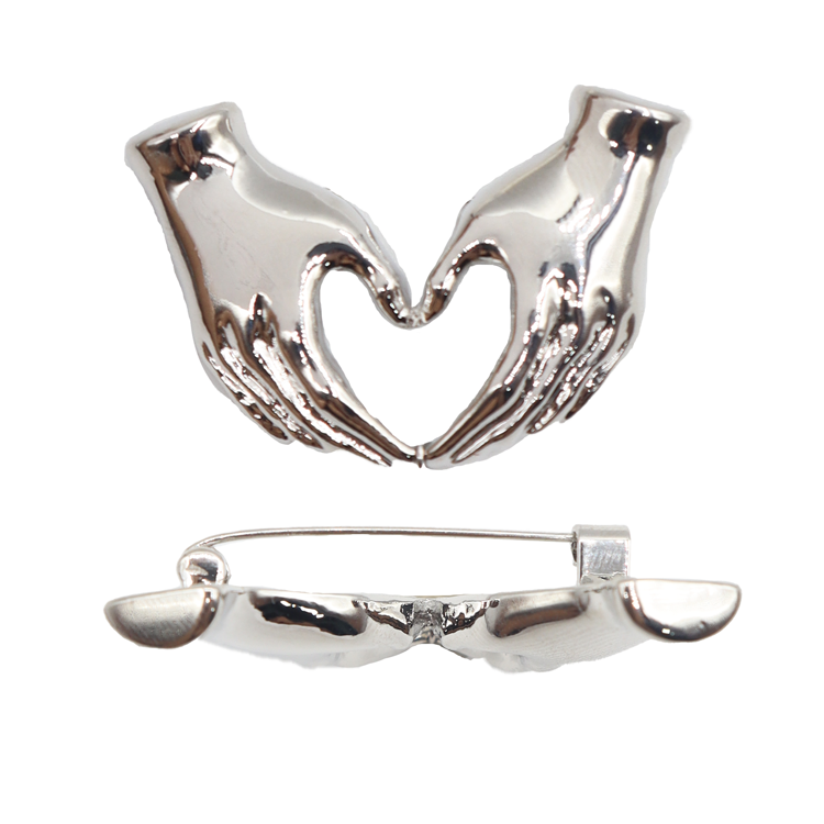 PIN SILUETA CORAZON MANO PLATEADA BAÑO EN RODIO