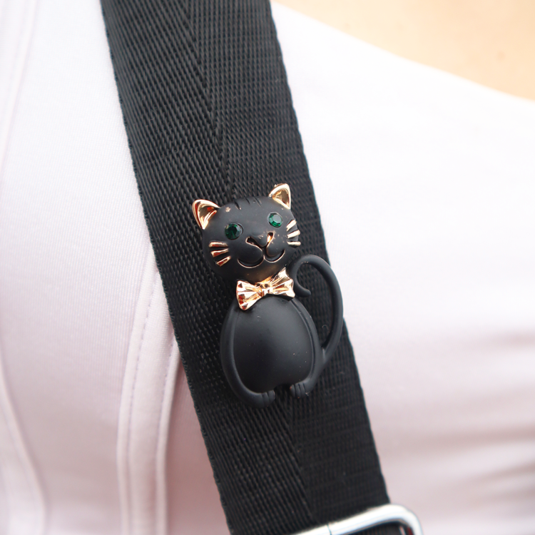 PIN GATO BAÑO EN RODIO