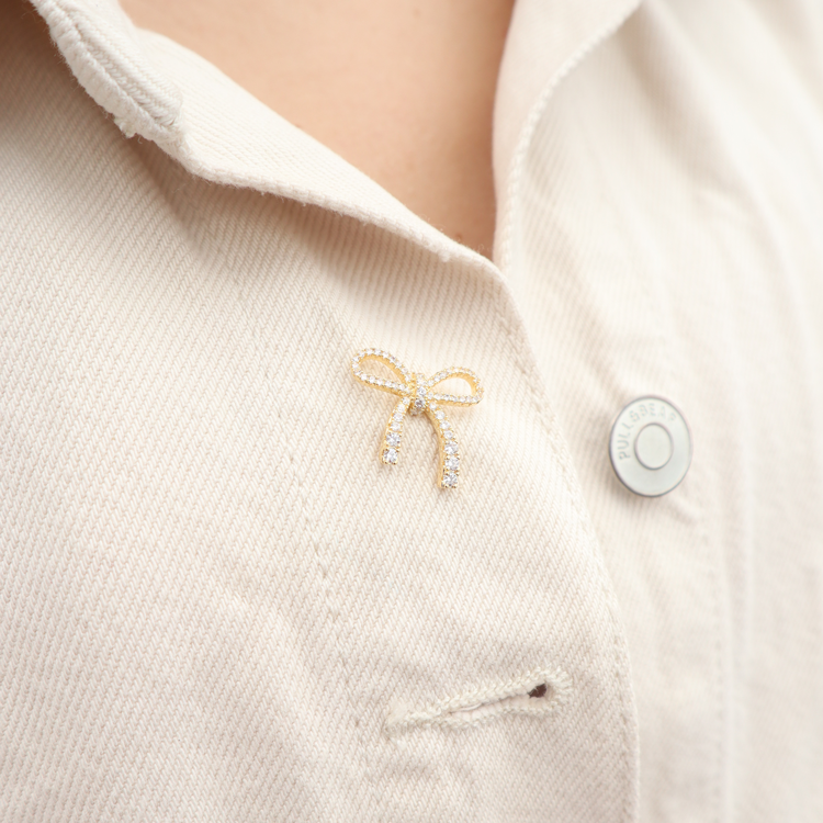 PIN MOÑO COQUETTE PREMIUM BAÑO EN RODIO