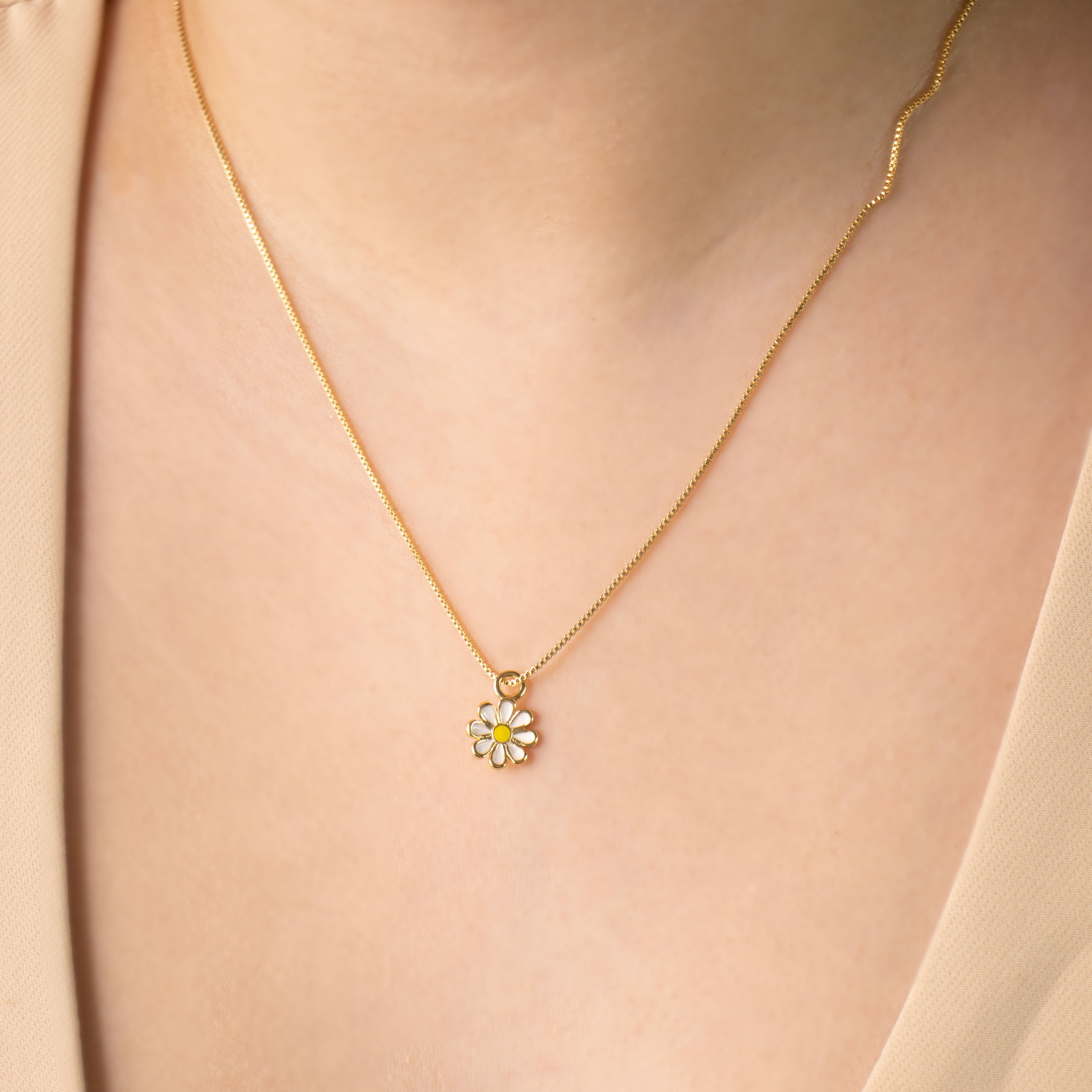 DIJE FLOR BLANCA PEQUEÑA BAÑO EN RODIO