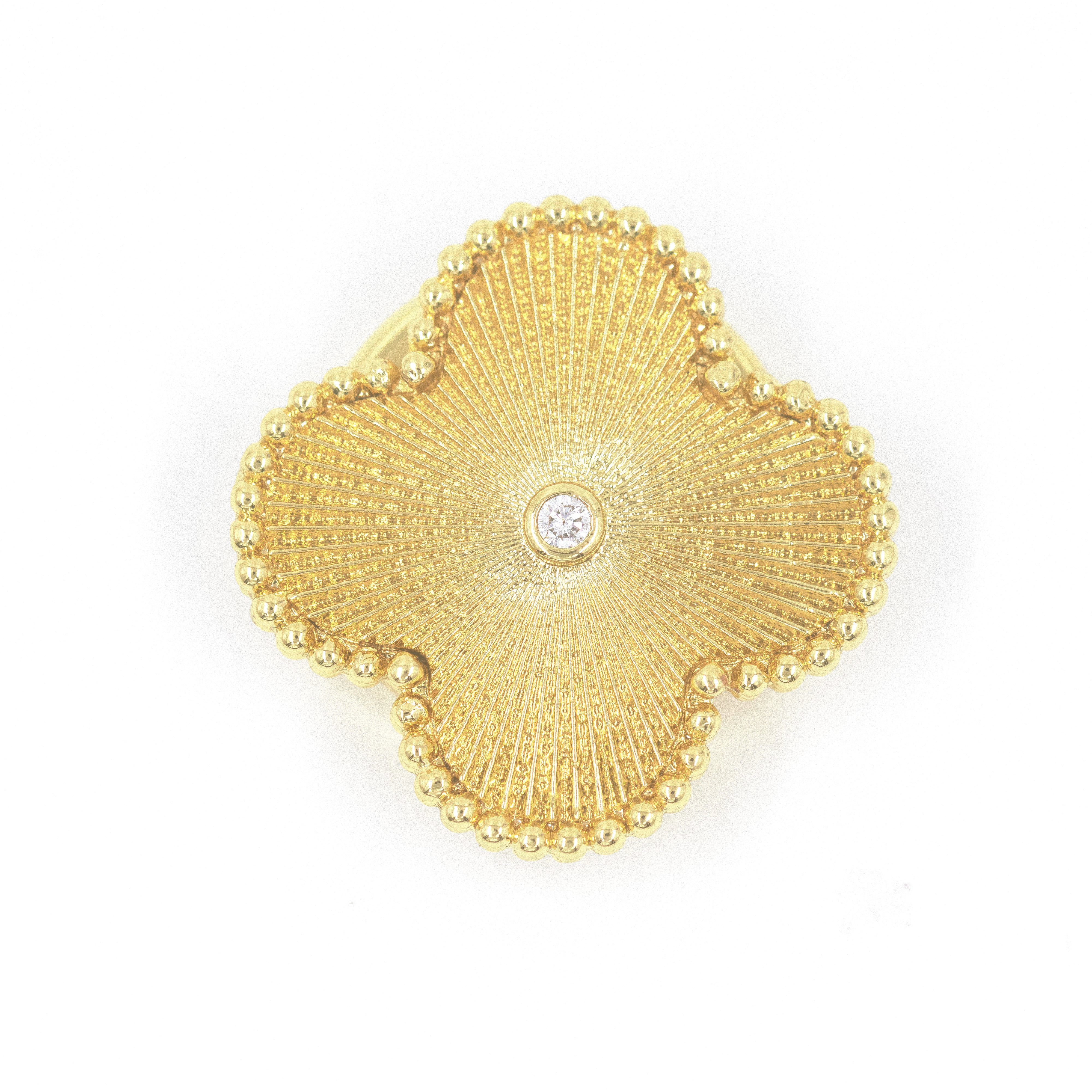 PIN TREBOL DORADO BAÑO EN RODIO