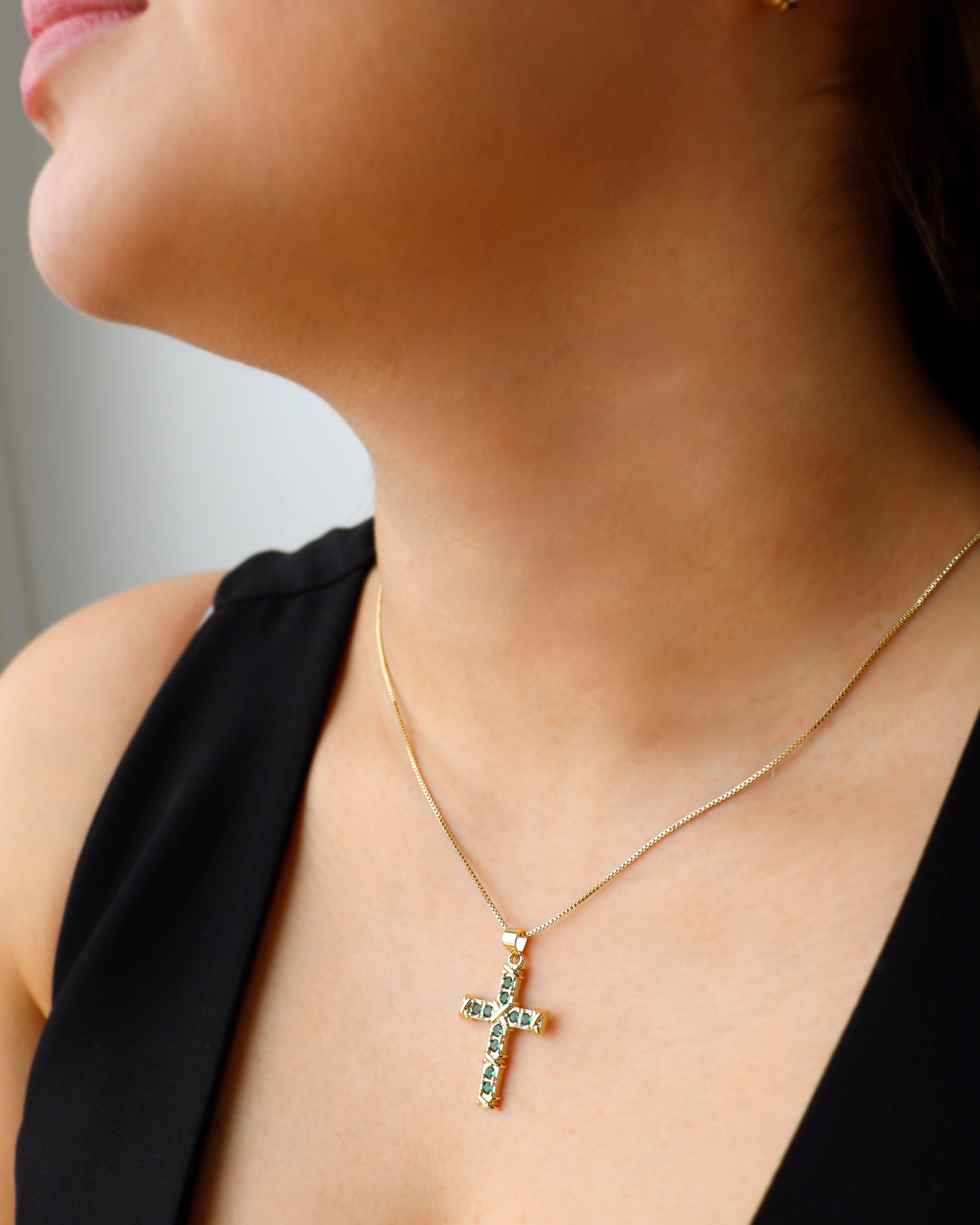 DIJE CRUZ CIRCONES VERDES BAÑO EN RODIO