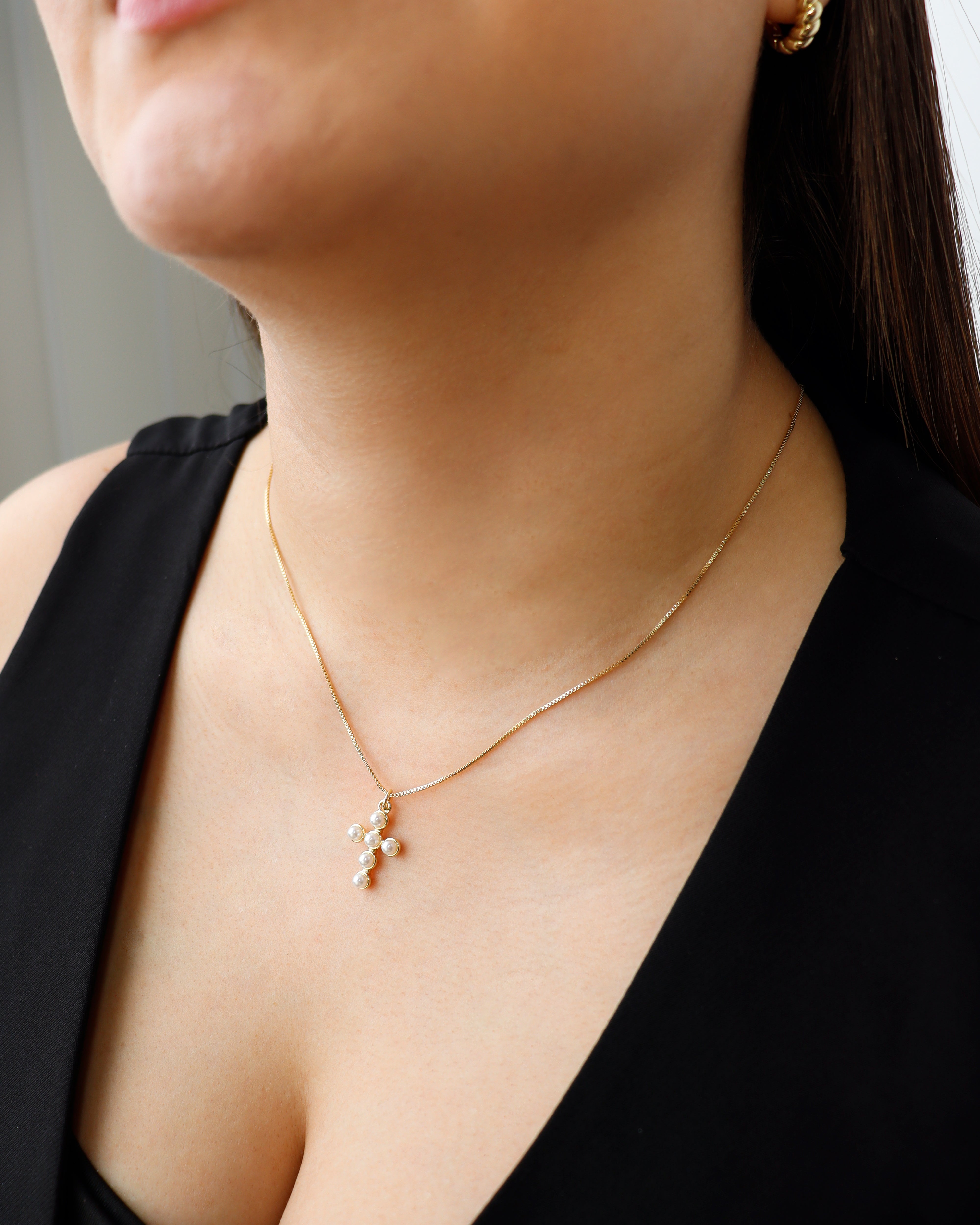 DIJE CRUZ PERLAS BLANCAS BAÑO EN RODIO