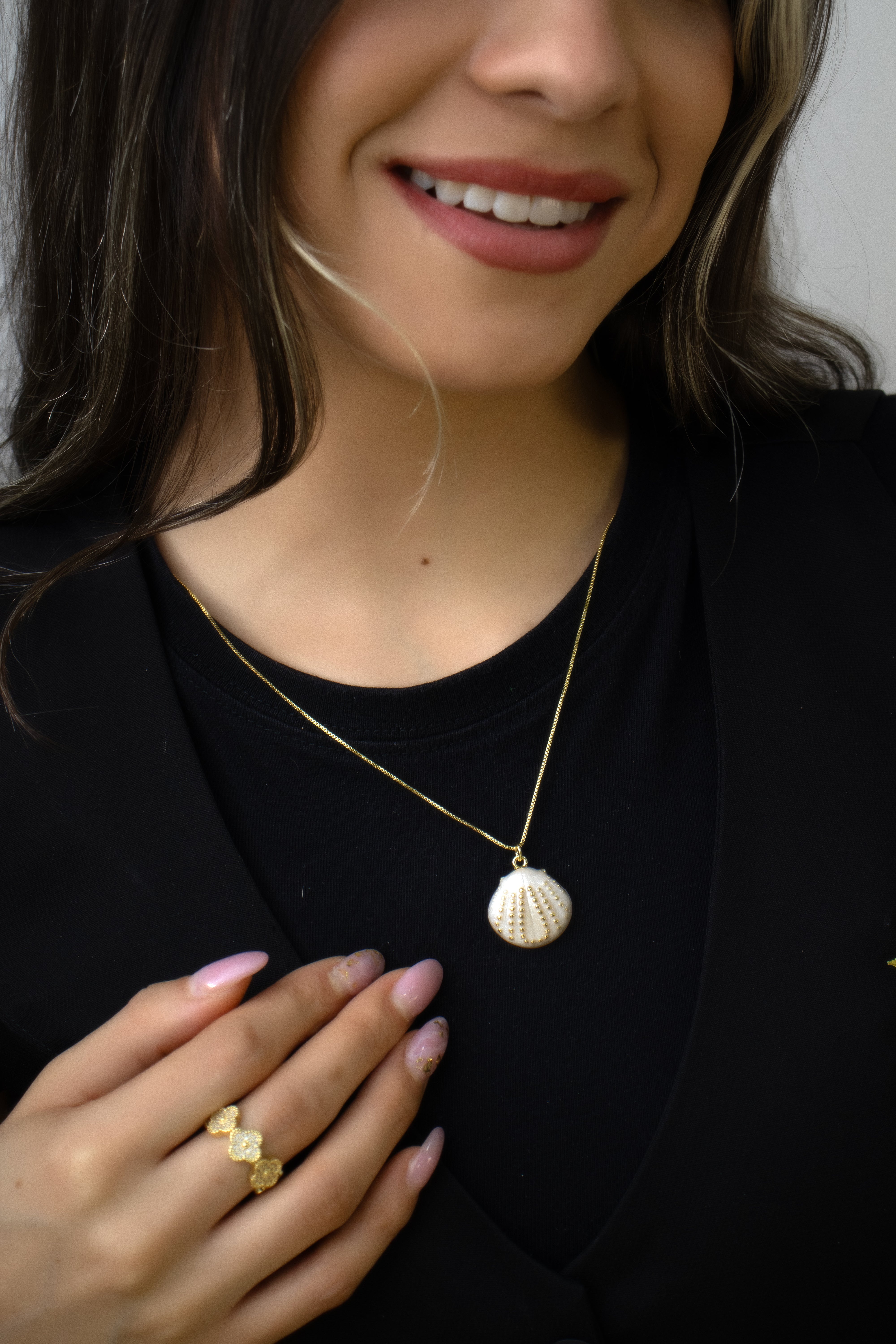 DIJE CONCHA DE MAR BLANCA BAÑO EN RODIO