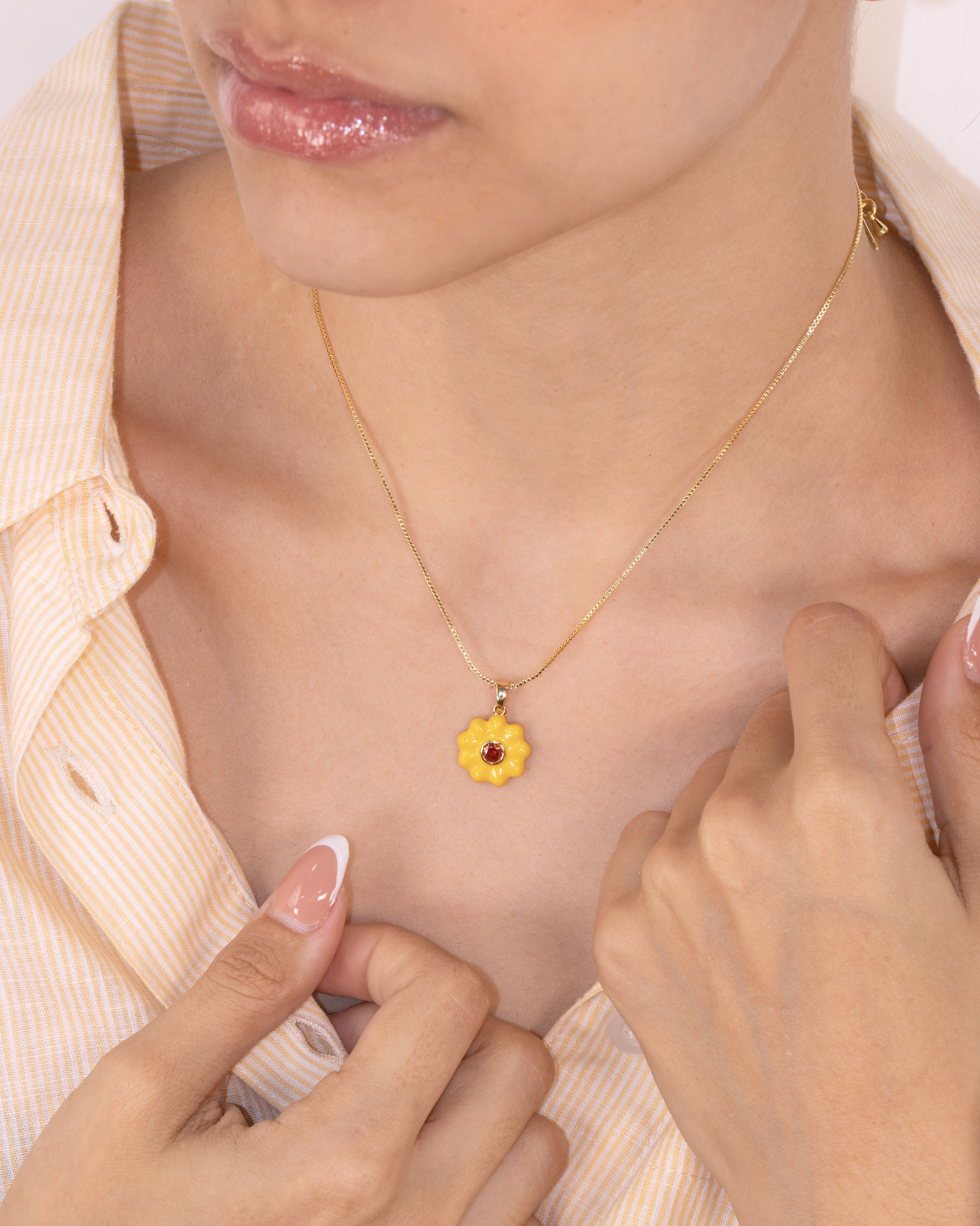 DIJE FLOR AMARILLA CENTRO ROJO BAÑO EN RODIO