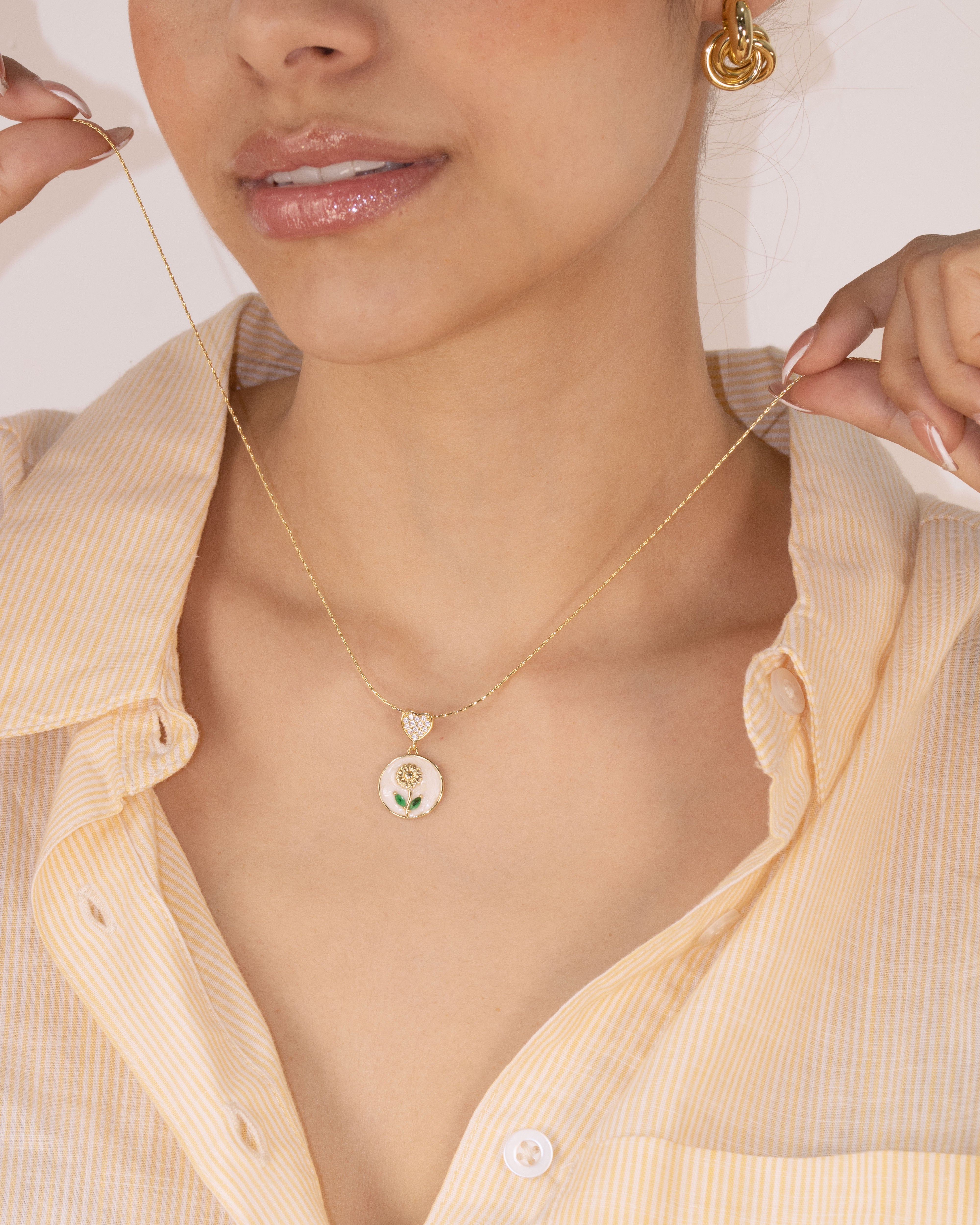 DIJE MEDALLON MARGARITA BAÑO EN RODIO