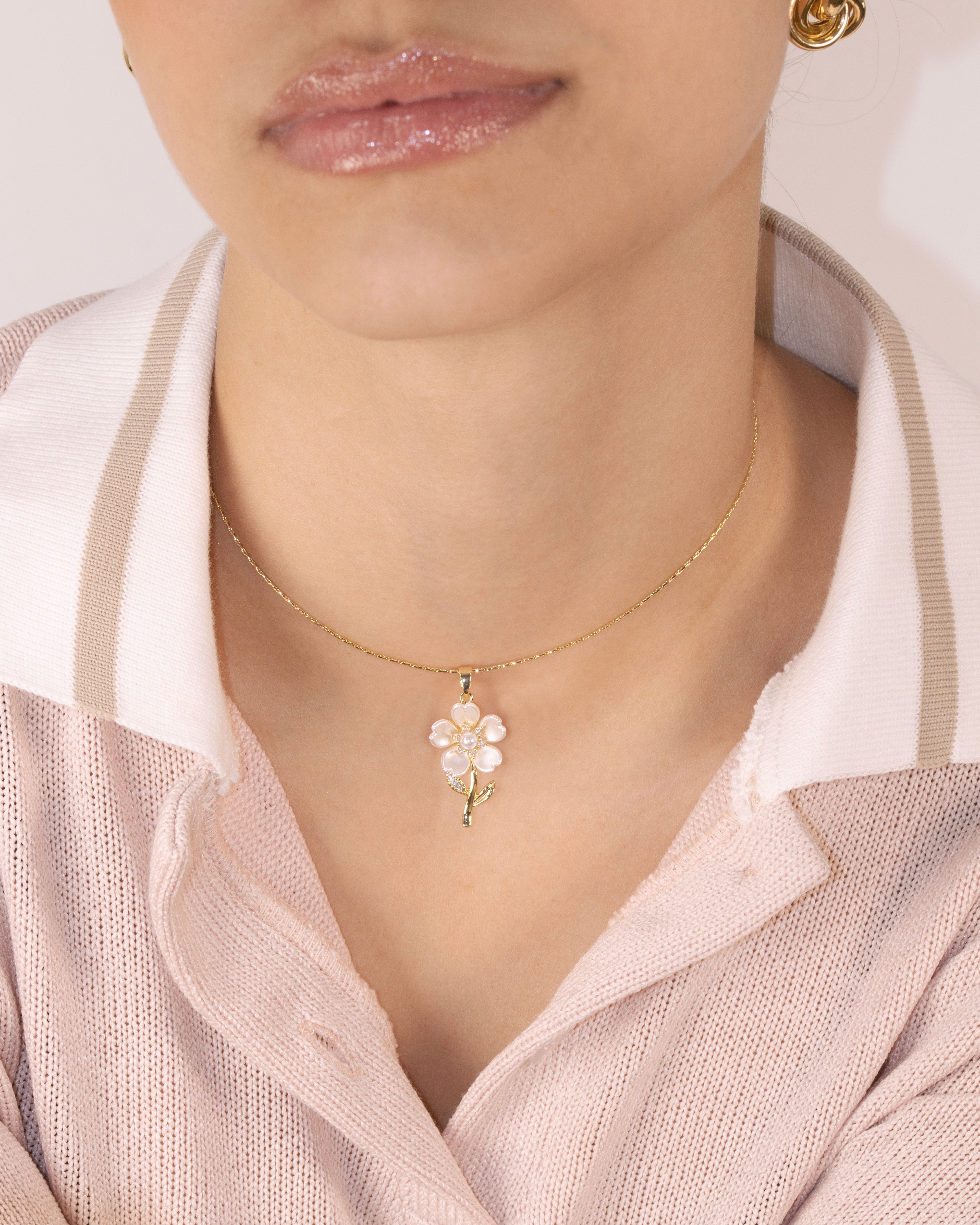 DIJE FLOR BLANCA BAÑO EN RODIO