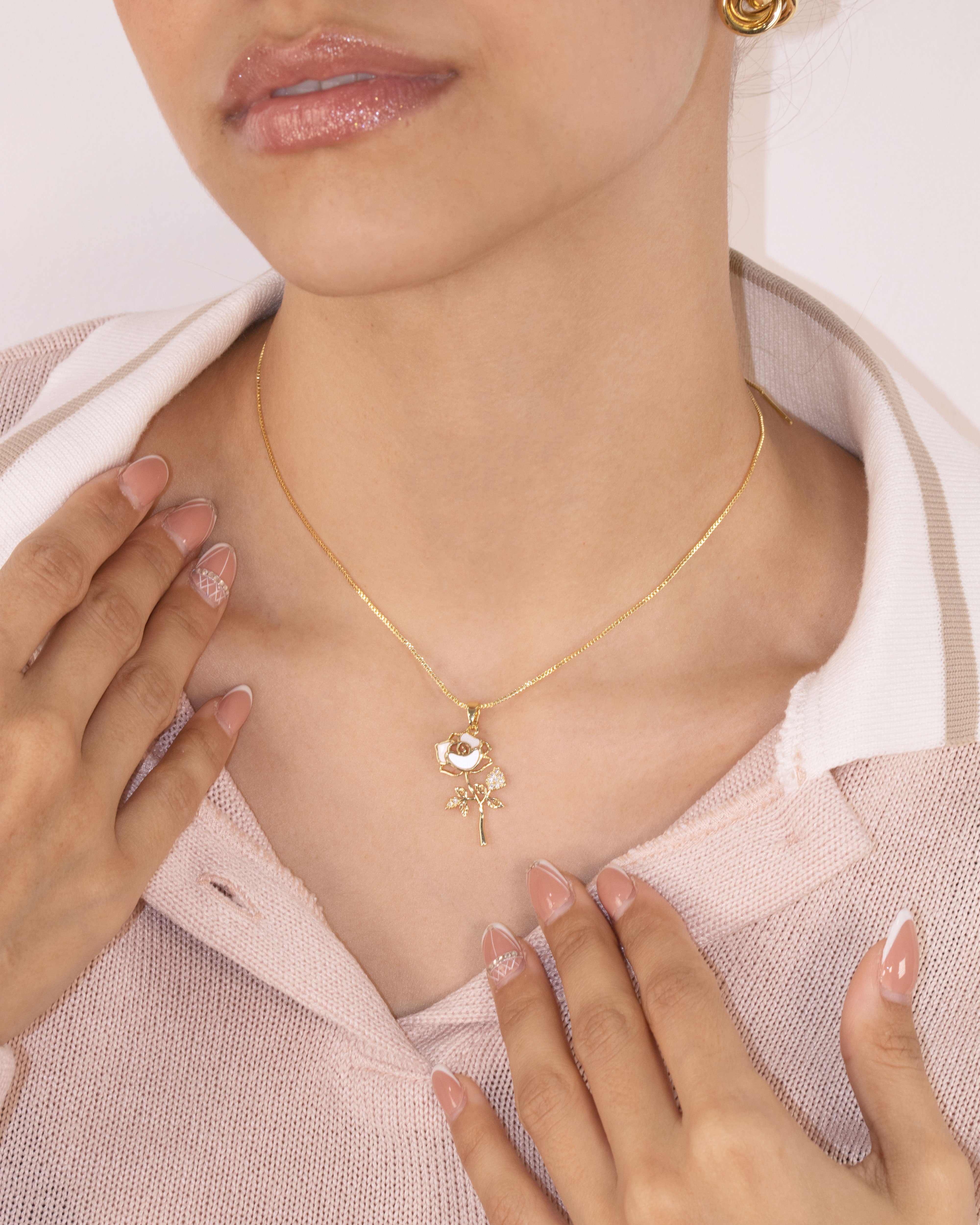 DIJE ROSA ENCANTO BAÑO EN RODIO