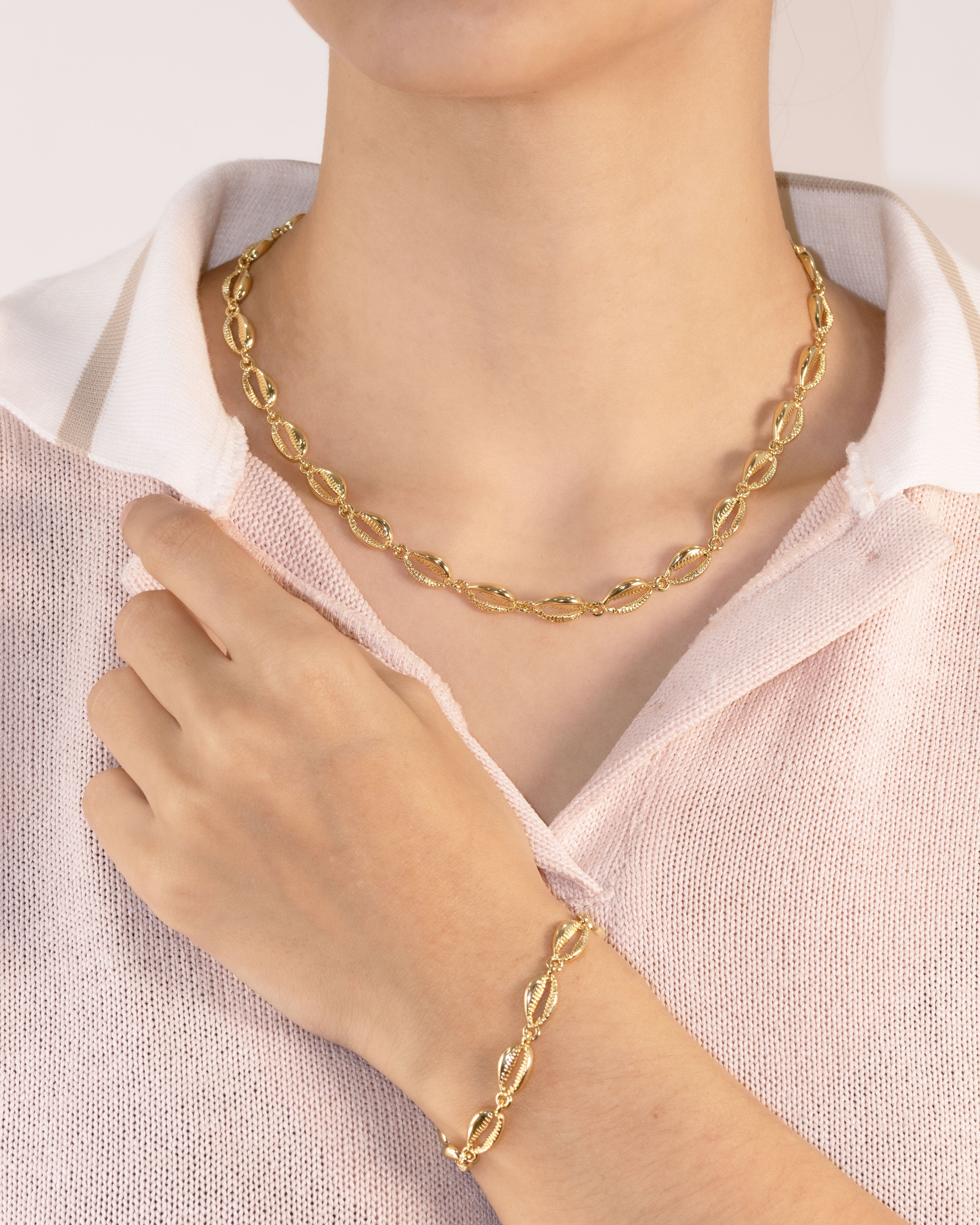 PULSERA CONCHA COWRIE BAÑO EN RODIO