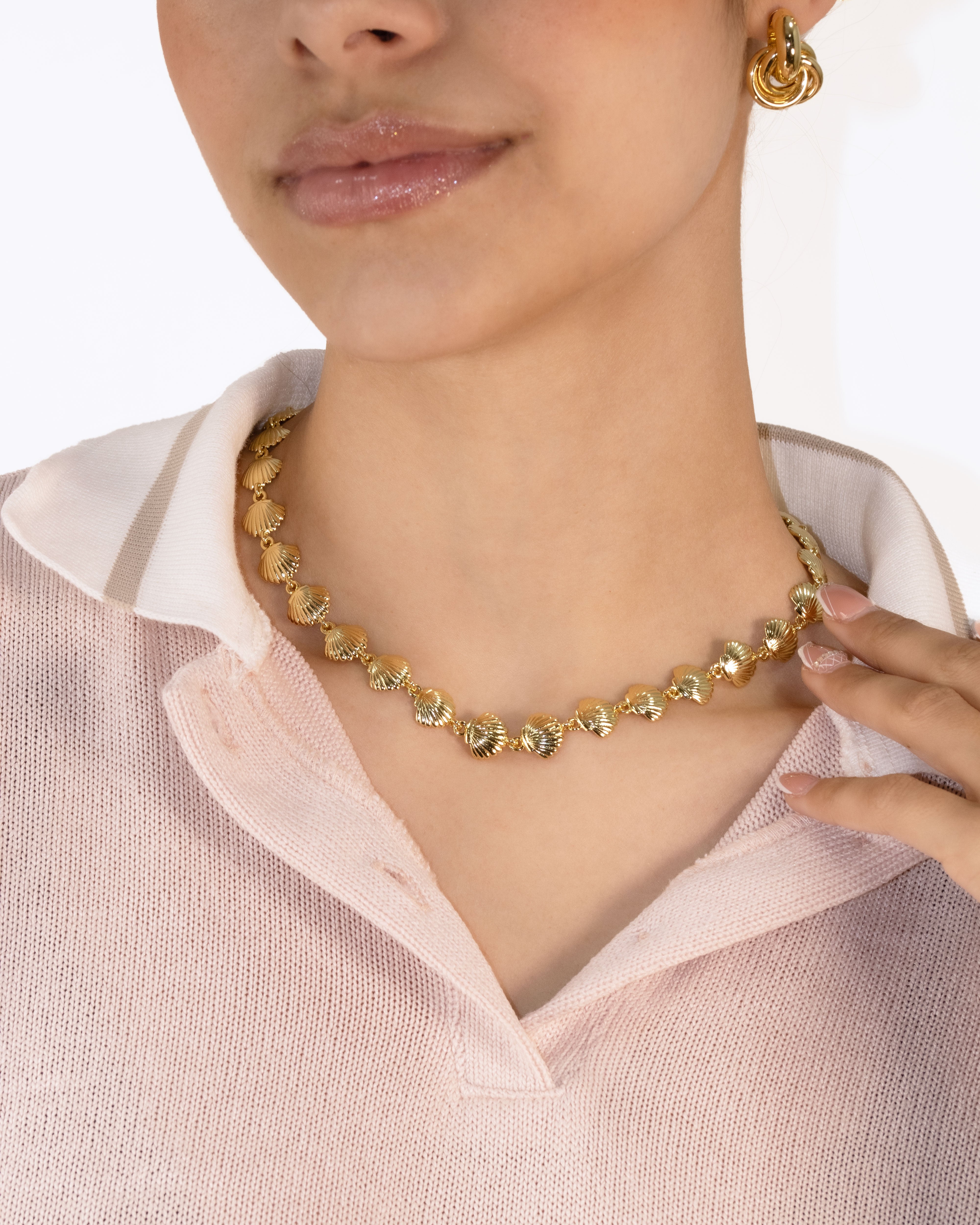 COLLAR CONCHAS DORADAS BAÑO EN RODIO