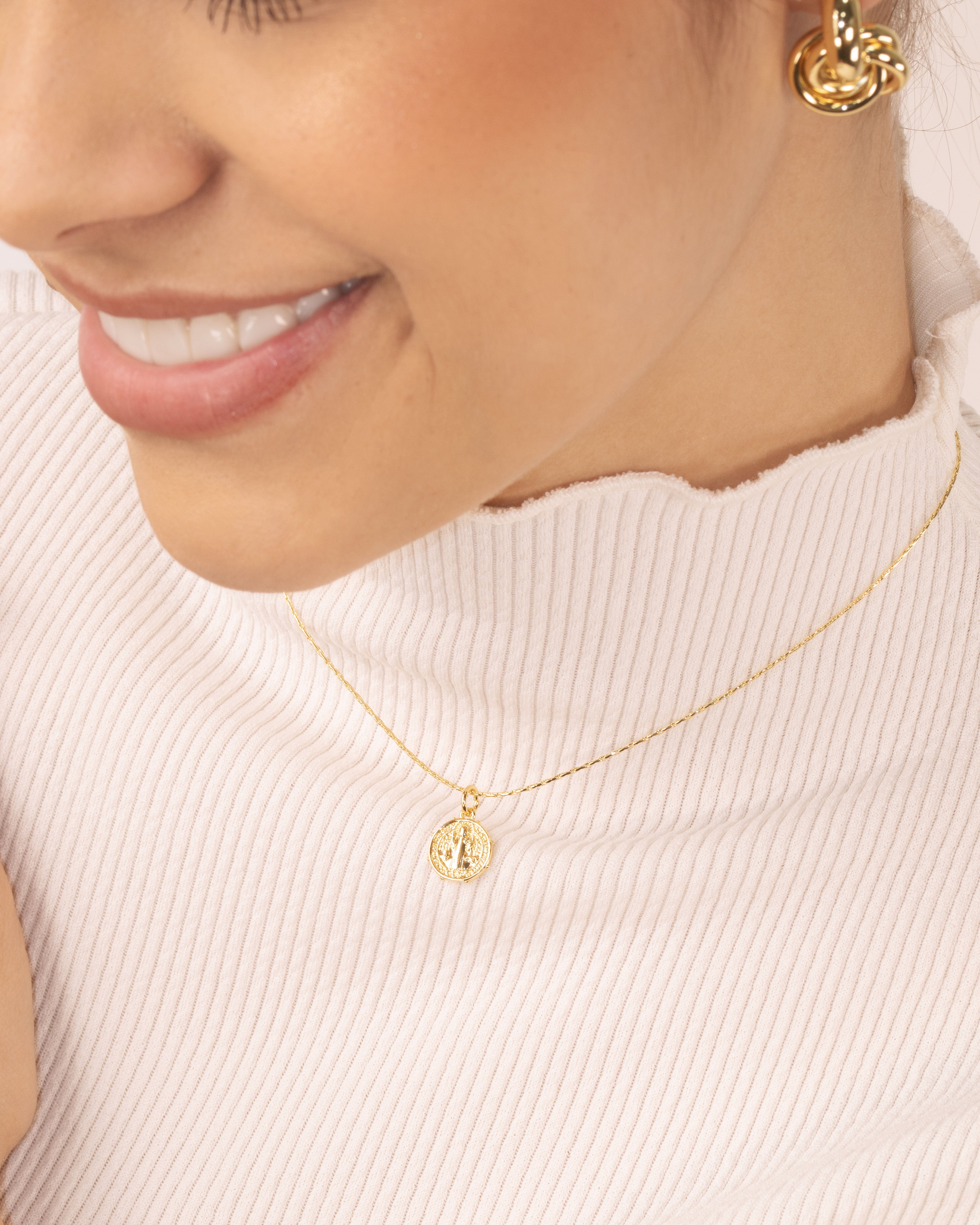 DIJE FE DORADA BAÑO EN RODIO