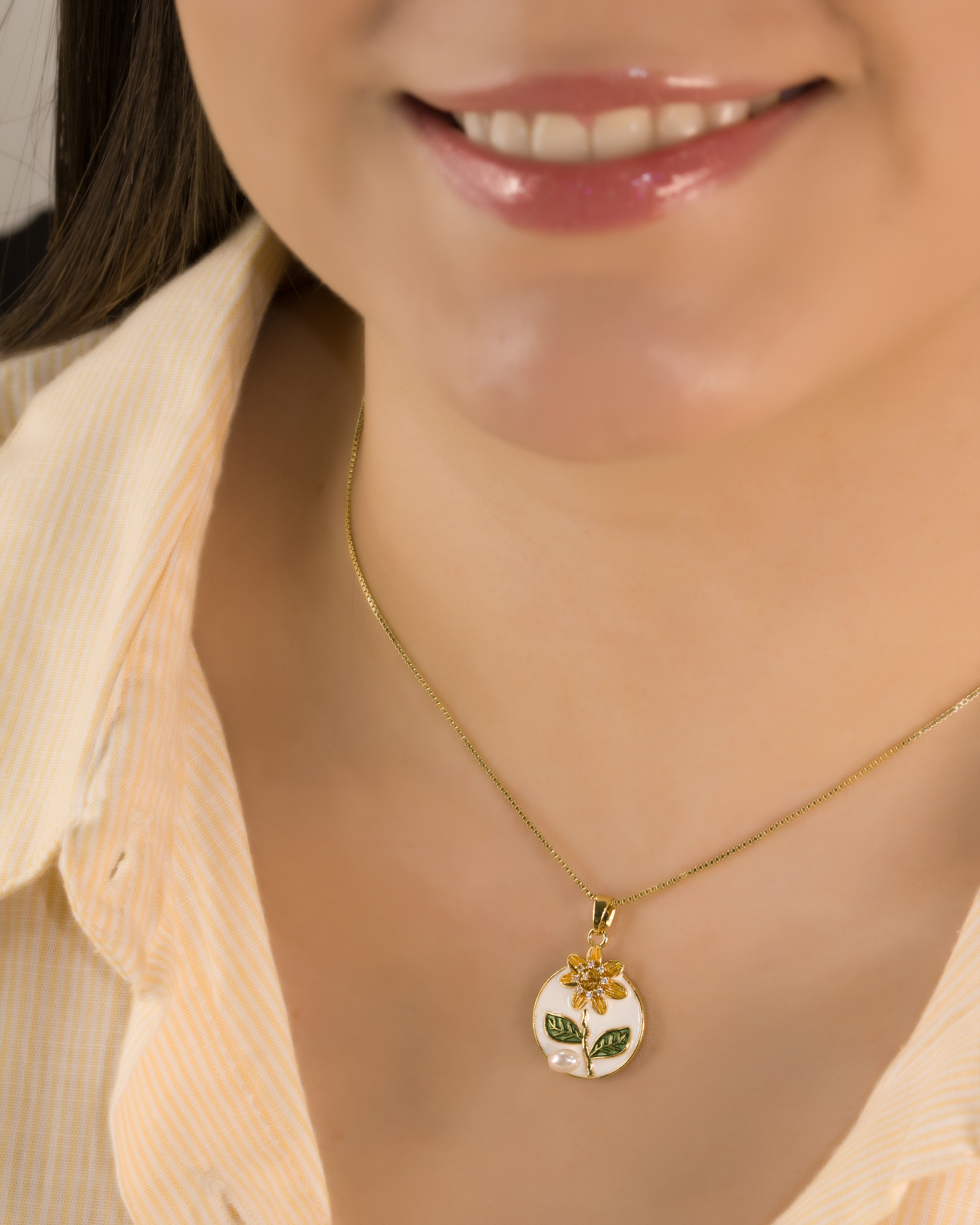 DIJE FLOR CIRCULO BAÑO EN RODIO