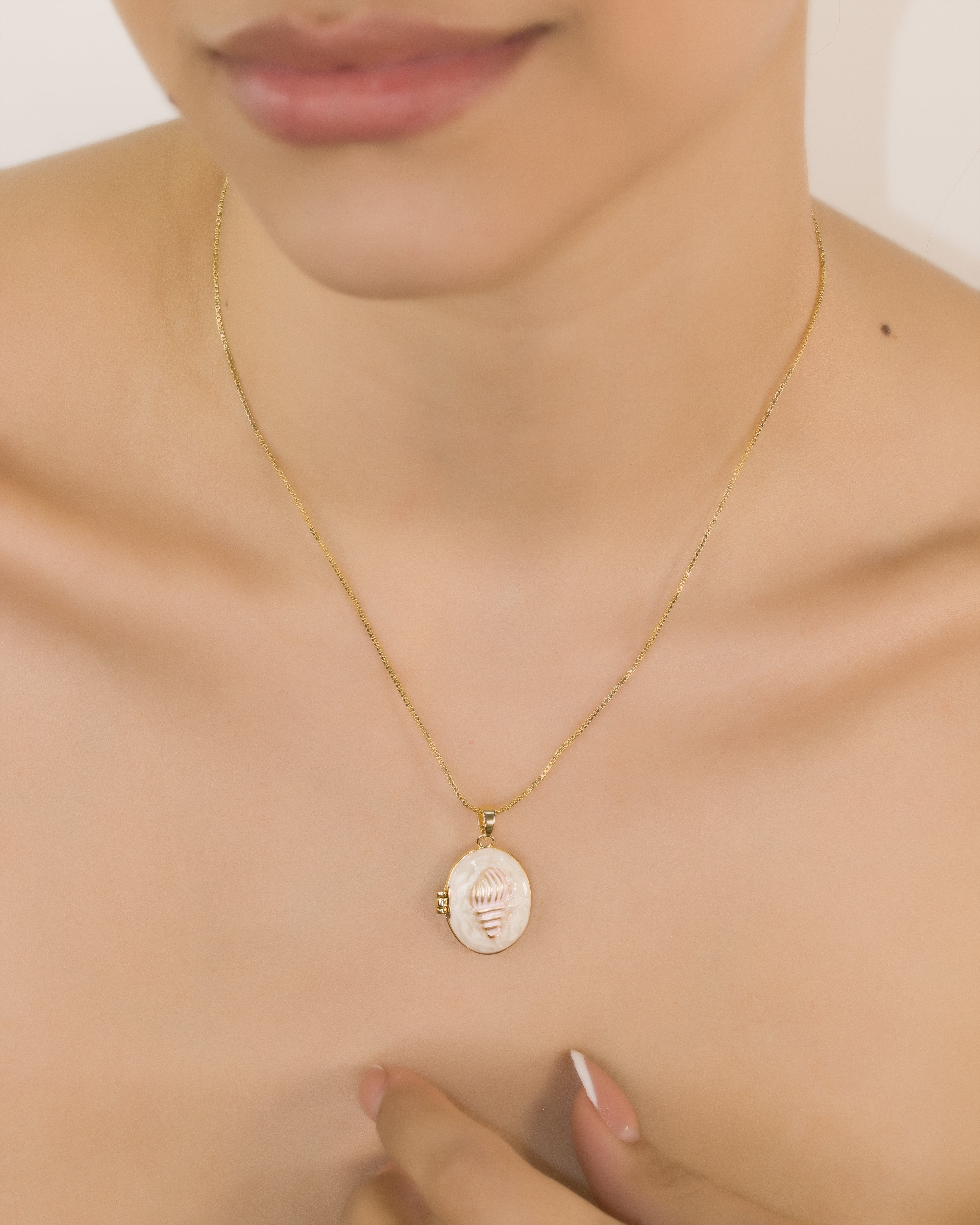 DIJE RELICARIO FLOR ARIEL BAÑO EN RODIO