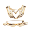 PIN SILUETA CORAZON MANO DORADA BAÑO EN RODIO