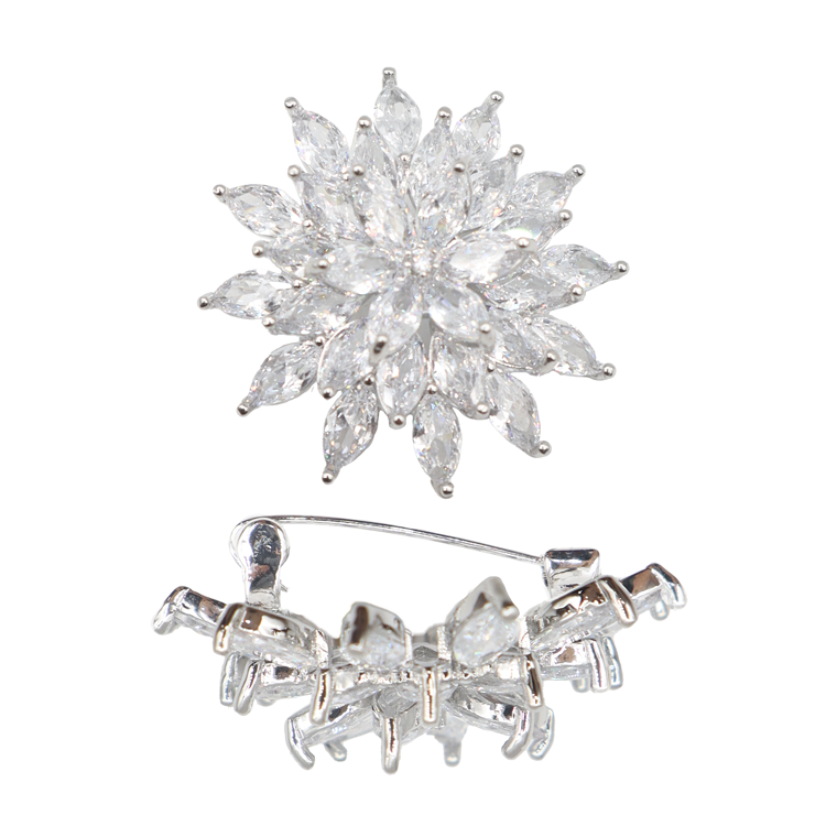 PIN FLOR TRIPLE GRANDE PLATEADA PREMIUM BAÑO EN RODIO