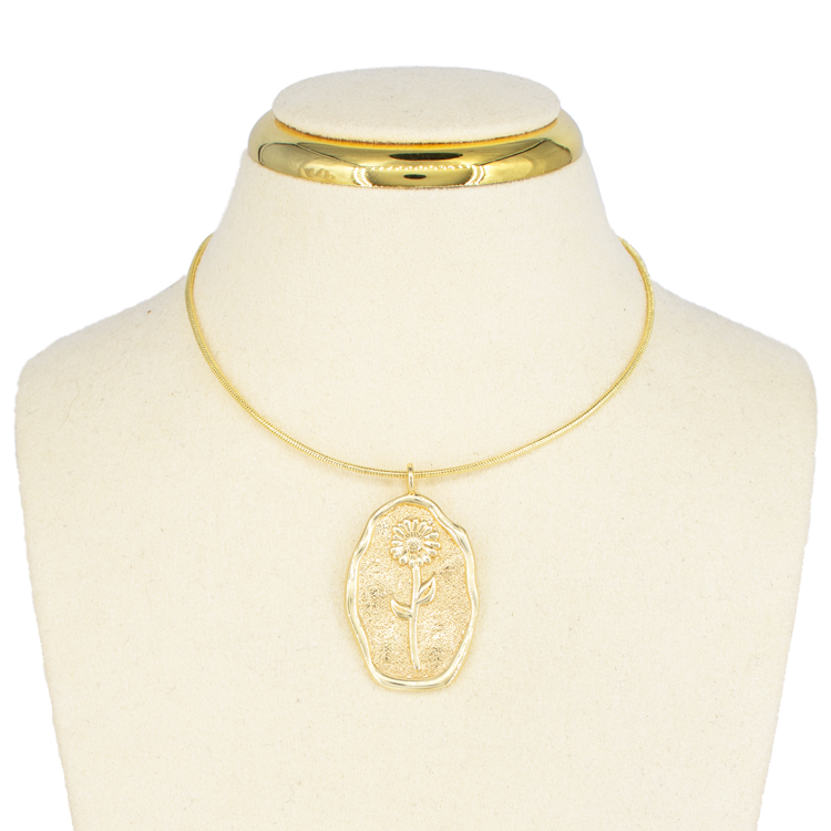 DIJE MARGARITA EN PLACA DORADA BAÑO EN RODIO